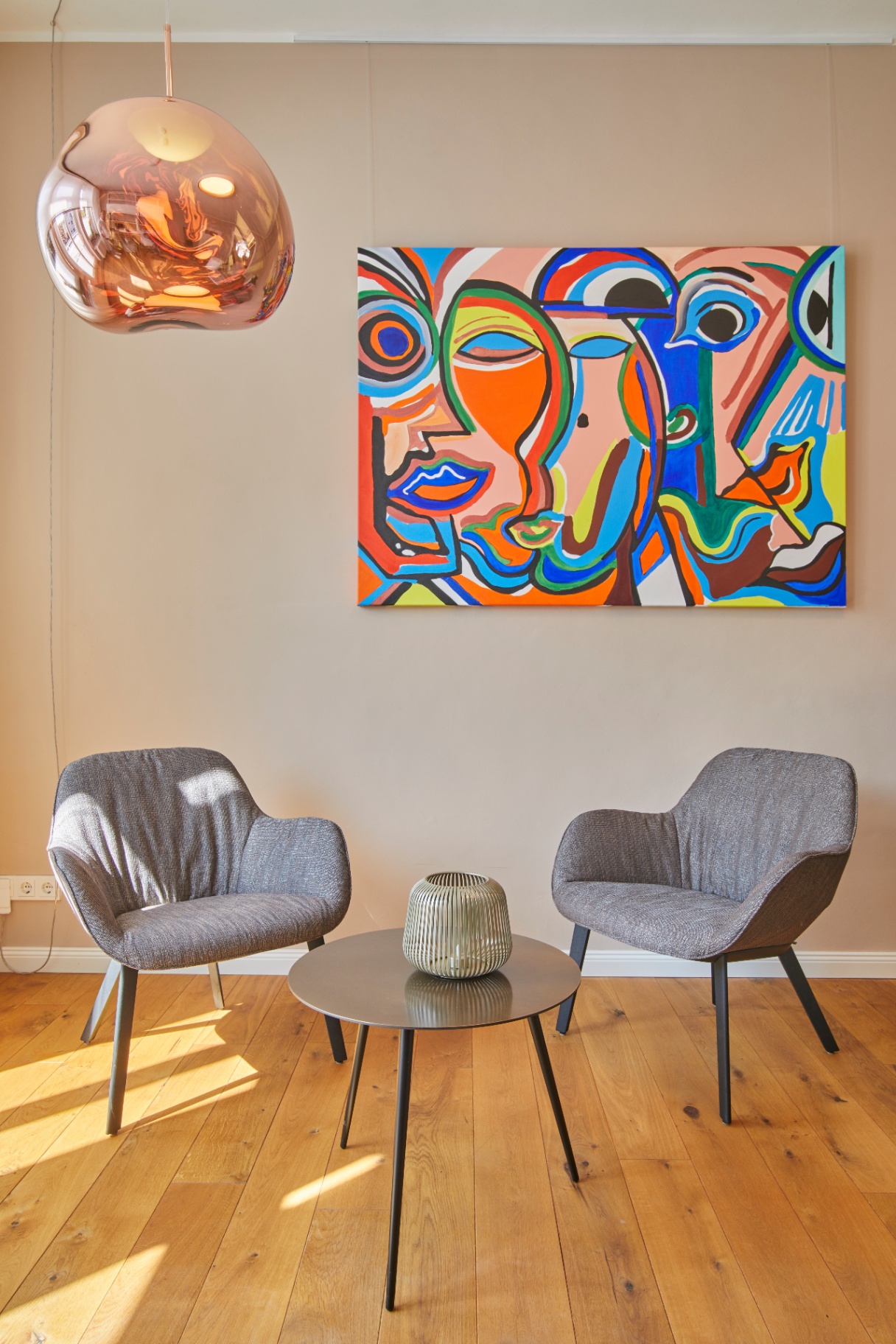Loungebereich mit Kunstwerk und Sitzgruppe