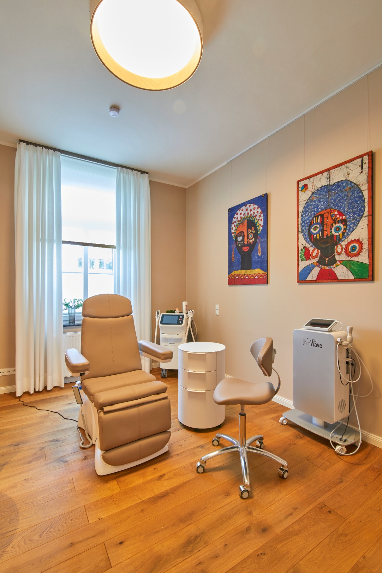 Behandlungsraum mit DermWave-Stoßwellengerät